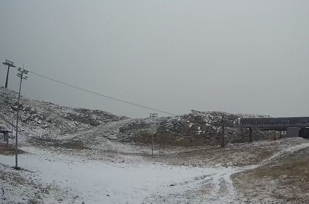 Έπεσαν τα πρώτα χιόνια στον Παρνασσό