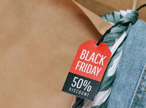 Black Friday: «Μαύρος συναγερμός» για 14 εταιρίες – «Καμπάνες» για παραπλανητικές εκπτώσεις