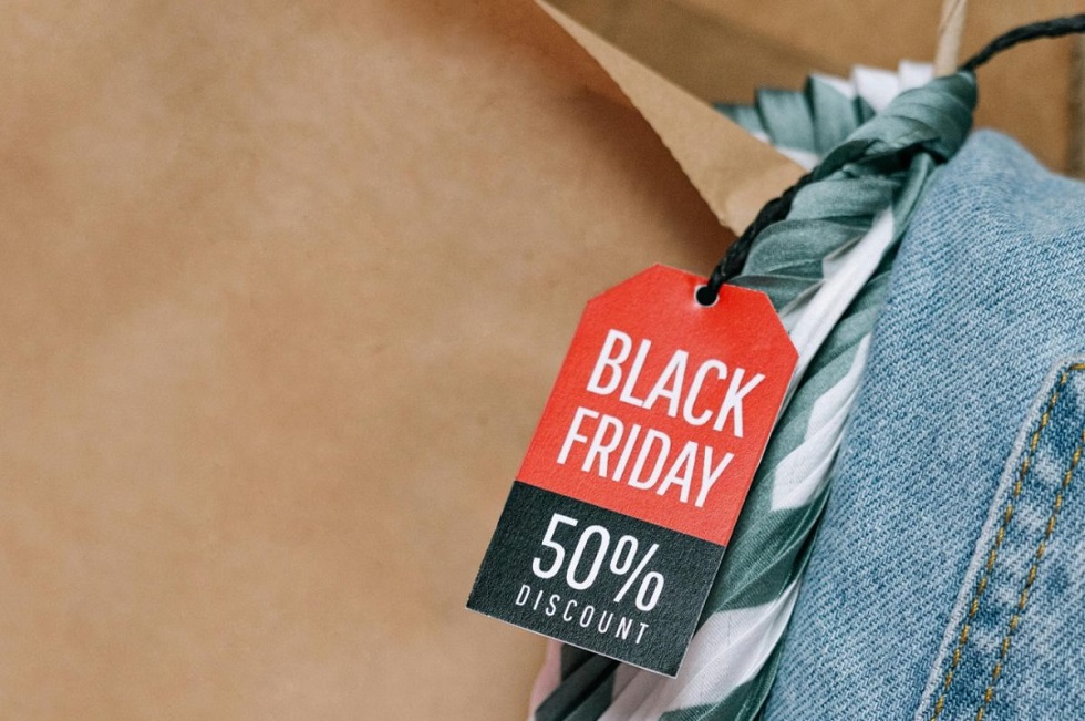 Black Friday: «Μαύρος συναγερμός» για 14 εταιρίες – «Καμπάνες» για παραπλανητικές εκπτώσεις