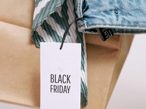 Black Friday: Καχύποπτοι οι καταναλωτές, υποτονική η κίνηση – Πότε ξεκινάει το εορταστικό ωράριο