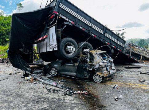 Τραγωδία στη Βραζιλία – Τουλάχιστον 22 νεκροί μετά από σύγκρουση λεωφορείου με φορτηγό