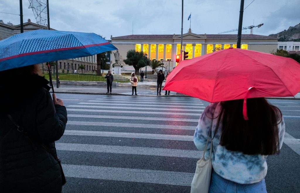 Αγριεύει ο καιρός: Καταιγίδες την Κυριακή, «βουτιά» της θερμοκρασίας τη Δευτέρα – Πού θα χιονίσει