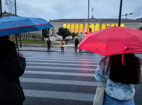 Αγριεύει ο καιρός: Καταιγίδες την Κυριακή, «βουτιά» της θερμοκρασίας τη Δευτέρα – Πού θα χιονίσει