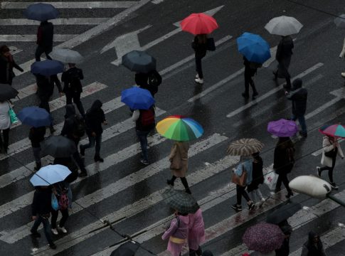 Καιρός: Συνεχίζουν οι βροχές και οι καταιγίδες σήμερα – Εξασθένηση φαινομένων από το μεσημέρι