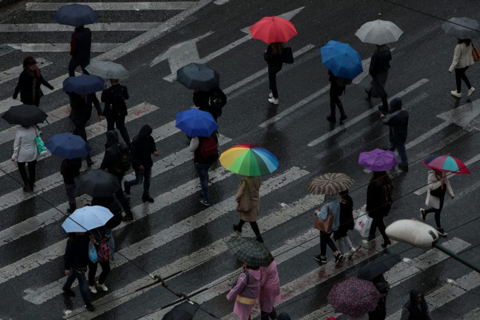 Καιρός: Συνεχίζουν οι βροχές και οι καταιγίδες σήμερα – Εξασθένηση φαινομένων από το μεσημέρι