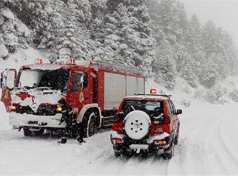 Λάρισα: Οχήματα εγκλωβίστηκαν σε ορεινά χωριά λόγω έντονης χιονόπτωσης