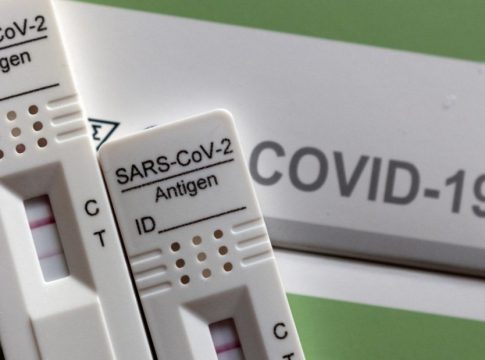 ΕΟΔΥ: Πάνω από 500 νέες εισαγωγές με Covid-19 και 14 θάνατοι – Αυξάνονται τα κρούσματα γρίπης