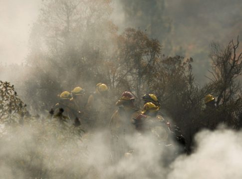 Λος Άντζελες: Αναμένεται ενίσχυση των ανέμων ενώ η φωτιά μαίνεται – Το «γιγαντιαίο σεσουάρ» Σάντα Άνα