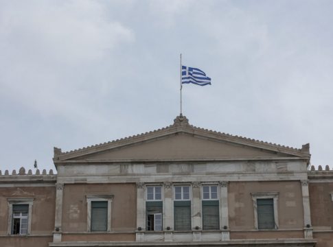 Εθνικό πένθος: Τι σημαίνει και τι ισχύει – Πόσες φορές έχει κηρυχθεί στην Ελλάδα