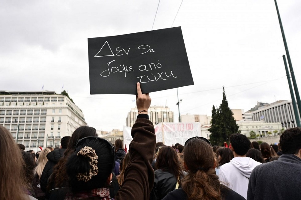 «Δεν έχω οξυγόνο»: Η κοινωνία δεν ξεχνά τα Τέμπη – Κύμα συγκεντρώσεων εντός και εκτός της χώρας