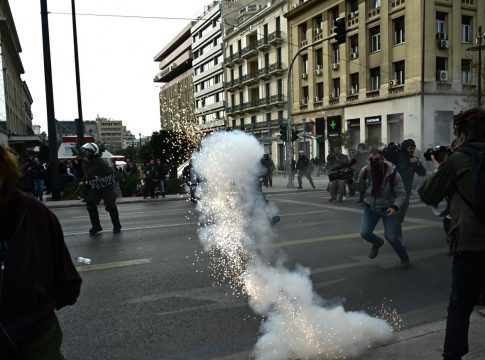 Τέμπη: «Ποιος έδωσε την εντολή να διαλύσουν τη συγκέντρωση στο Σύνταγμα;» – Πατέρας θύματος ξεσπά