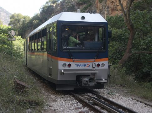 Καλάβρυτα: Μύριζε καμένο λάδι ο οδοντωτός που ακινητοποιήθηκε σε γέφυρα με επιβάτες μαθητές