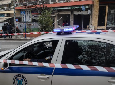 Θεσσαλονίκη: Οδηγός χτύπησε με όχημα τροχονόμο επειδή του έκοψε κλήσεις, επιχείρησε εκ νέου με την όπισθεν