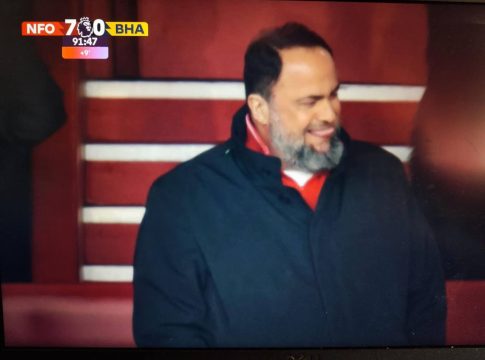 Ο Βαγγέλης Μαρινάκης χαμογελαστός στο «City Ground» μετά την απίθανη 7αρα της Νότιγχαμ Φόρεστ (pic)