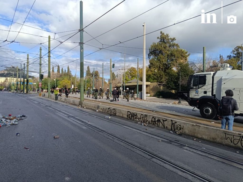 Σύνταγμα: Η αστυνομία προσπάθησε να «σπάσει» με τις «αύρες» την ειρηνική συγκέντρωση