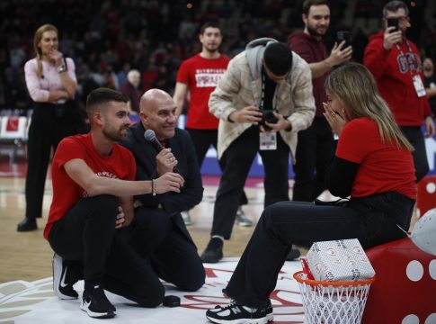 Ολυμπιακός: Το σόου του Φουρνιέ από άλλη… οπτική και η πρόταση γάμου εντός παρκέ (vid)