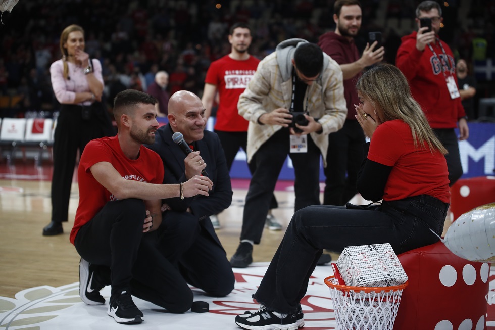 Ολυμπιακός: Το σόου του Φουρνιέ από άλλη… οπτική και η πρόταση γάμου εντός παρκέ (vid)