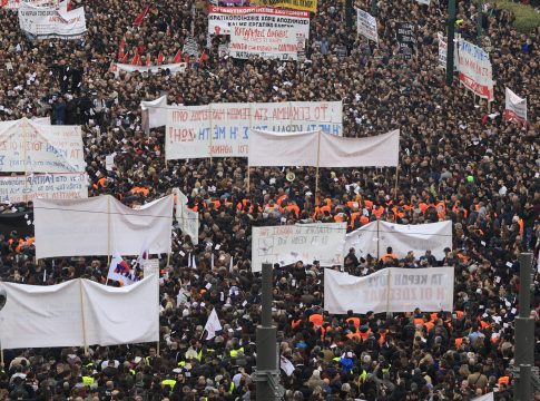 Τέμπη: «Βούλιαξε» η Αθήνα με αφορμή το μεγαλειώδες συλλαλητήριο στο Σύνταγμα (vids)