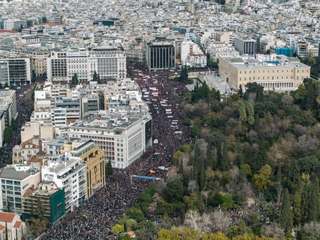 ΚΚΕ για Τέμπη: «Χαιρετίζουμε το πάνω από 1 εκατ. κόσμου που πλημμύρισε τις πλατείες»