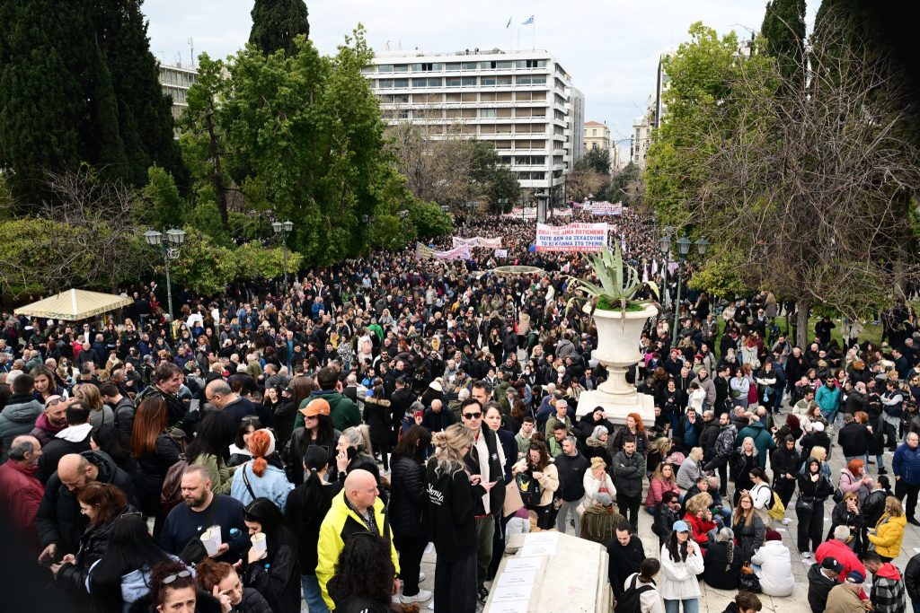 Τέμπη: Οι συγκλονιστικές συγκεντρώσεις πρωταγωνιστούν στα διεθνή Μέσα