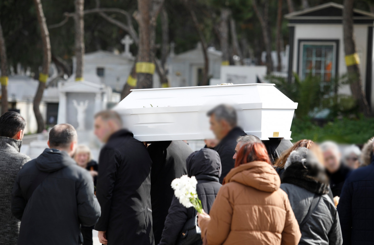 Καλλιθέα: Σε κλίμα οδύνης η κηδεία του 3χρονου που κακοποιήθηκε από τη μητέρα και τον πατριό του