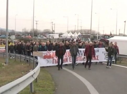 Συνεχίζουν τις κινητοποιήσεις οι αγρότες με μπλόκα και αποκλεισμούς δρόμων