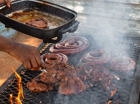 Τσικνοπέμπτη: Η ιστορία και οι συμβολισμοί πίσω από το νόστιμο έθιμο