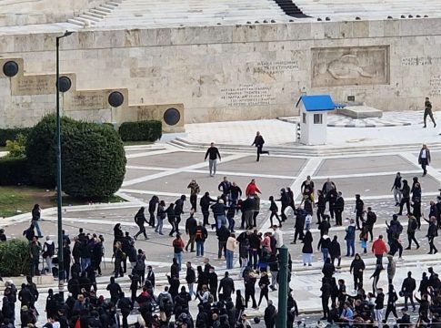 Την παραίτηση Χρυσοχοΐδη και Μητσοτάκη ζητά ο ΣΥΡΙΖΑ – «Η κυβέρνηση καταπατά το συνταγματικό δικαίωμα του συνέρχεσθαι»