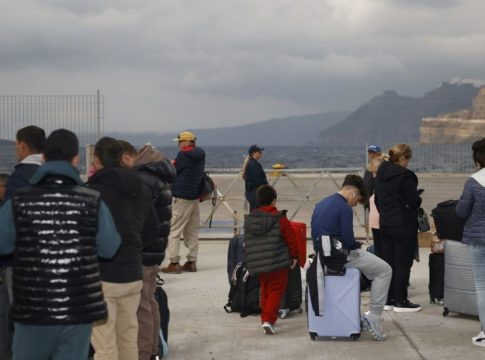 Απίστευτες καταγγελίες κατοίκων της Σαντορίνης: «Δώσαμε 210 ευρώ» – Οργή για τα ακριβά εισιτήρια