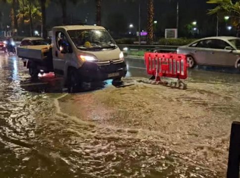 Έβρεξε στην Αττική, άνοιξε το καπάκι με τα λύματα στην Ποσειδώνος