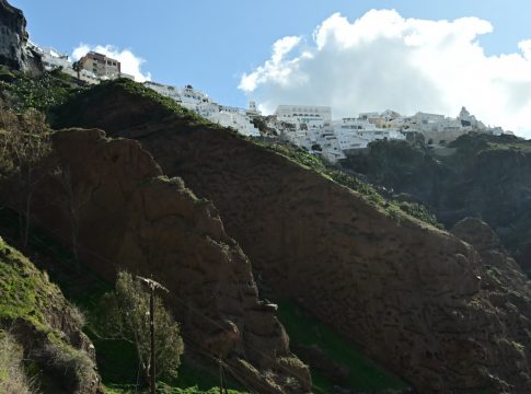 Τα μέτρα στήριξης για τις επιχειρήσεις που βρίσκονται στο τραπέζι για τη Σαντορίνη