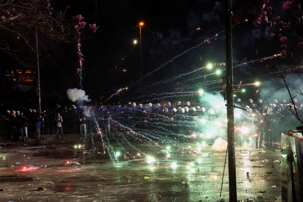 Σοβαρά επεισόδια εν αναμονή της τελικής απόφασης προφυλάκισης του Ιμάμογλου