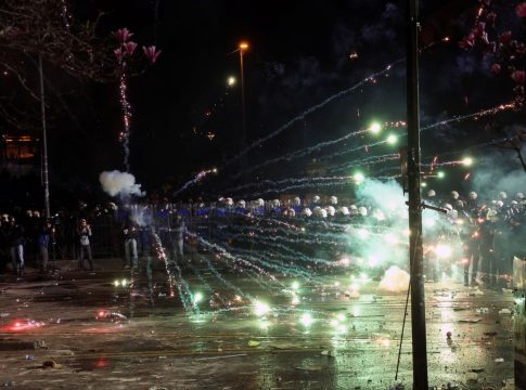 Σοβαρά επεισόδια εν αναμονή της τελικής απόφασης προφυλάκισης του Ιμάμογλου