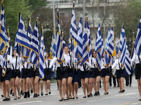 Με περηφάνια και τιμή η παρέλαση στη Θεσσαλονίκη – Πλήθος κόσμου παρά το ψιλόβροχο