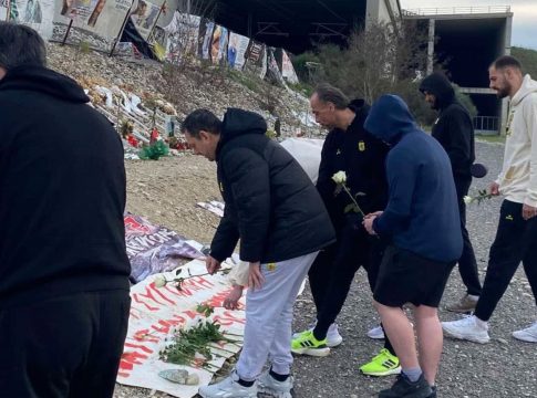 Η αποστολή της ΚΑΕ Άρης έκανε στάση στα Τέμπη και τίμησε τα θύματα της τραγωδίας (pics & vid)