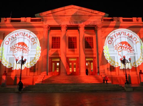 Η υπέροχη εικόνα στο Δημοτικό Θέατρο του Πειραιά: Μόνο Ολυμπιακός (pics, vids)