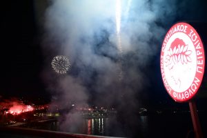 Κοκκίνισε όλη η Ελλάδα για τα γενέθλια του Ολυμπιακού (pics, vids)