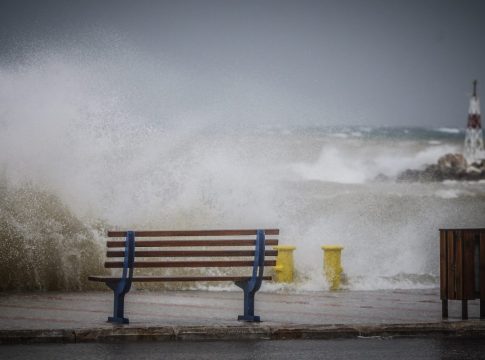 Καιρός: Θυελλώδεις βοριάδες στο Αιγαίο και πτώση της θερμοκρασίας την Τρίτη – Πού θα βρέξει