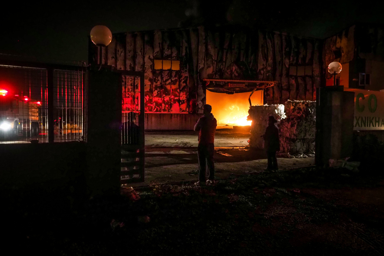 Πύρινη κόλαση στη Ριτσώνα – Κάηκε ολοσχερώς το εργοστάσιο ανακύκλωσης