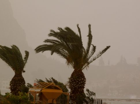 Καιρός: Βροχές, αφρικανική σκόνη και ισχυροί νοτιάδες στα πελάγη – Υψηλές για την εποχή θερμοκρασίες