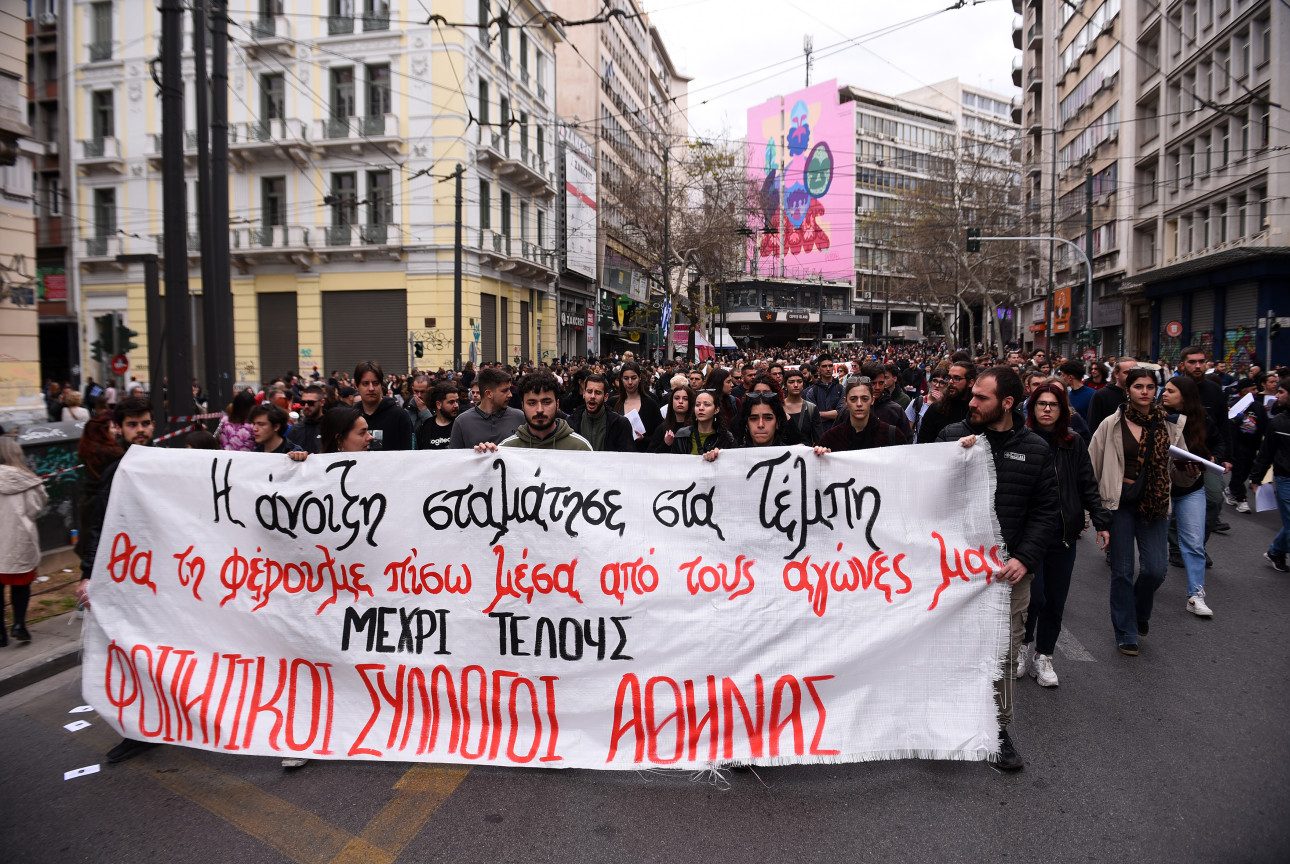 Τέμπη: Φοιτητική πορεία μετά το τέλος της στρατιωτικής παρέλασης – «Η άνοιξη σταμάτησε…»