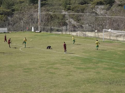 Τρομερή στιγμή και fair play: Είχε κενή εστία και την έστειλε έξω γιατί τρυματίστηκε ο τερματοφύλακας (vid)