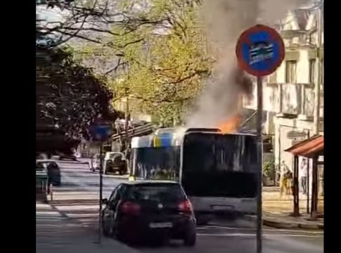 Φωτιά σε αστικό λεωφορείο γεμάτο επιβάτες στην Πεντέλη – Η ανακοίνωση της ΟΣΥ