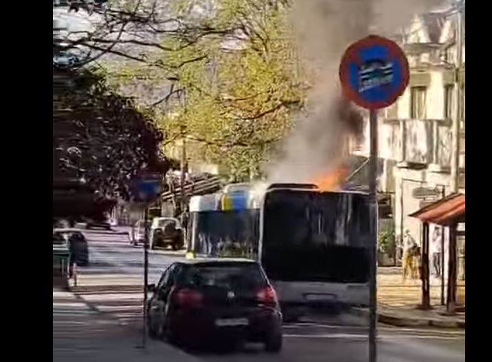 Φωτιά σε αστικό λεωφορείο γεμάτο επιβάτες στην Πεντέλη – Η ανακοίνωση της ΟΣΥ