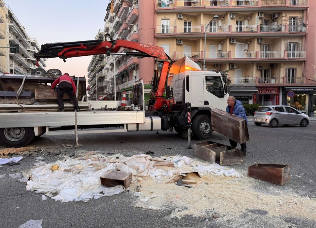 Θεσσαλονίκη: Μεθυσμένη οδηγός «καρφώθηκε» σε τρέιλερ αγροτικού οχήματος παραγωγού λαϊκής αγοράς