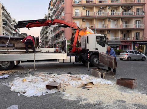 Θεσσαλονίκη: Μεθυσμένη οδηγός «καρφώθηκε» σε τρέιλερ αγροτικού οχήματος παραγωγού λαϊκής αγοράς