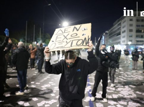 Κόντρες στη Βουλή για τα επεισόδια στη συγκέντρωση στο Σύνταγμα: «Επιλέξατε και πάλι τη βία»