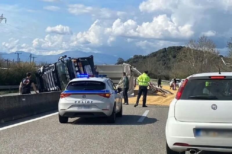 Τροχαίο με ανατροπή νταλίκας στην Ιόνια Οδό